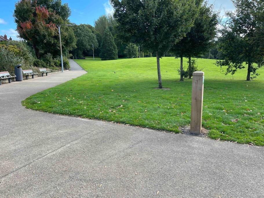 Lovely 2 Bedroom House Overlooking Park, Free Parking Hébergement de vacances *